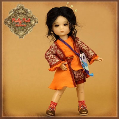 Poupée Mia Edition 2019 - Four Kindergartner - Ruby red