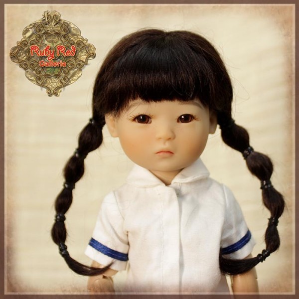 Perruque Brune nattes à élastiques pour poupée Ten Ping 8 inch Ruby Red