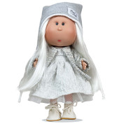 Poupée Mia Nines d’Onil robe grise, longs cheveux blancs et bonnet