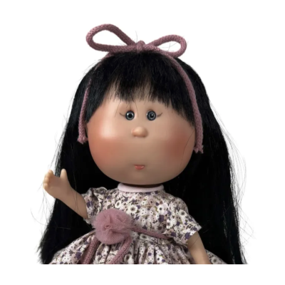 Poupée Little Mia Nines d’Onil visage, cheveux noirs longs, robe fleurie