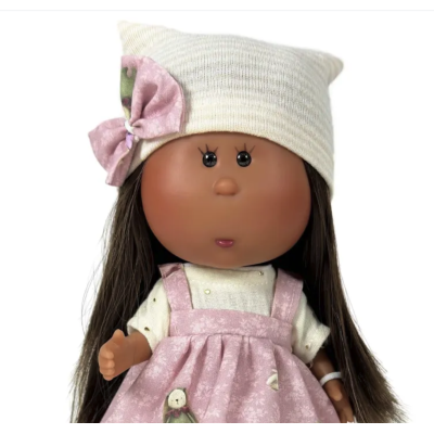 Poupée Little Mia Nines d’Onil visage, cheveux bruns, bonnet écru