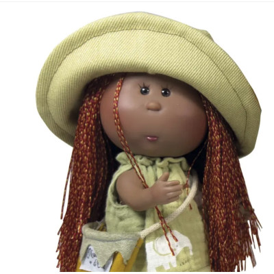 Poupée Little Mia Nines d’Onil visage cheveux longs tressés chapeau anis