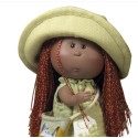 Poupée Little Mia Nines d’Onil visage cheveux longs tressés chapeau anis