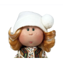Poupée Little Mia Nines d’Onil visage taches de rousseur cheveux roux et bonnet blanc