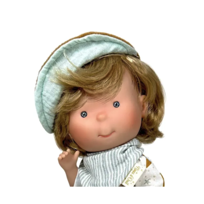 Poupée garçon Pippo Nines d'Onil - visage doux, cheveux blonds et béret vert d’eau