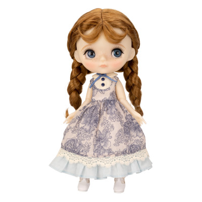 Poupée Mori Lolli Country Whisper, yeux bleus, tresses châtain doré, tenue champêtre fleurie