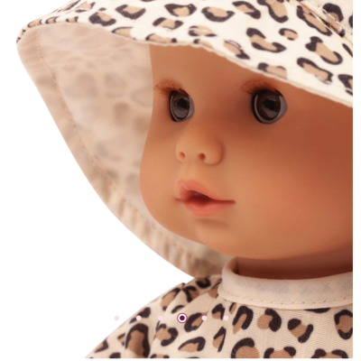 Gros plan visage Poupon bébé Götz Sleepy Aquini Cats Girl 33 cm avec yeux dormeurs, tenue léopard et accessoires