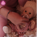 Poupon de bain Götz Sleepy Aquini Girl Beary 33 cm avec tenue d'hiver rose, bonnet, chaussons et tétine