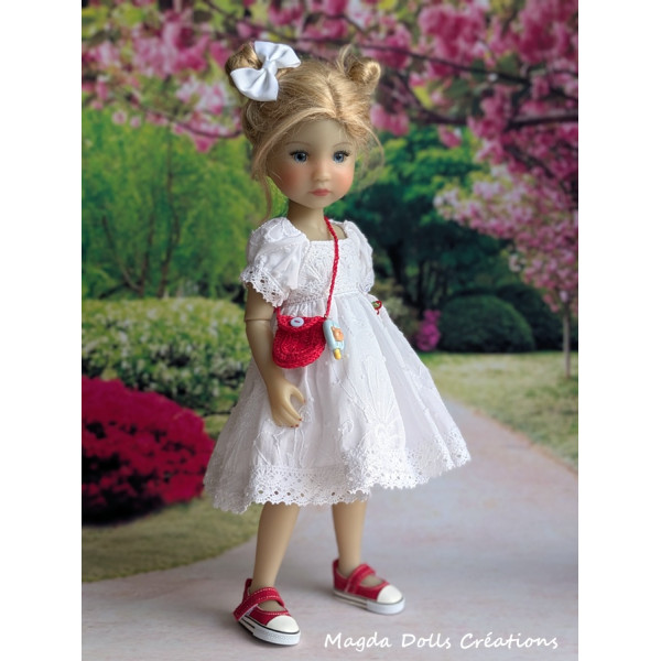 Tenue pour poupée Fashion Friends, robe plumetis blanc, petite besace avec breloque, barrette cheveux et chaussures