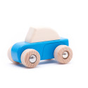Petite voiture bleue à friction en bois BAJO avec toit naturel et roues en bois, jouet pour enfant dès 3 ans.