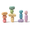 Set de 12 pierres d'équilibre en bois OCAMORA aux formes facettées et aux couleurs pastel, empilées en différentes compositions