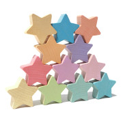 Ensemble de douze petites étoiles en bois pastel OCAMORA, empilées en forme de pyramide sur fond clair.