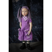Poupée Zwergnase Asuka de 50 cm aux cheveux violet lavande, yeux parme, robe violette à carreaux et chaussures noires en cuir.