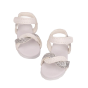 Sandales blanches à bride cheville pour poupée Ruby Red Siblies 30 cm avec brides croisées argentées scintillantes.