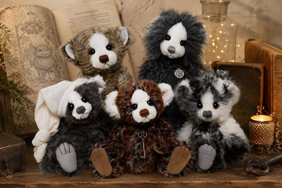 Groupe de cinq ours en peluche assortis, posés sur une table, avec décor chaleureux et livres anciens en arrière-plan.